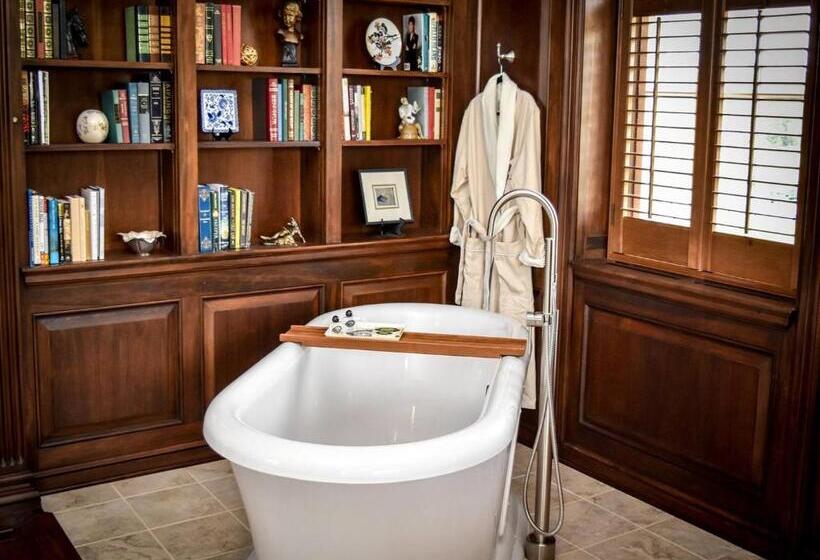 带大床的高级房间, Inn At Evergreen