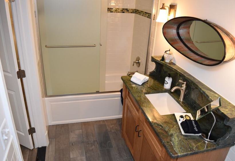 标准间, Inn At Evergreen