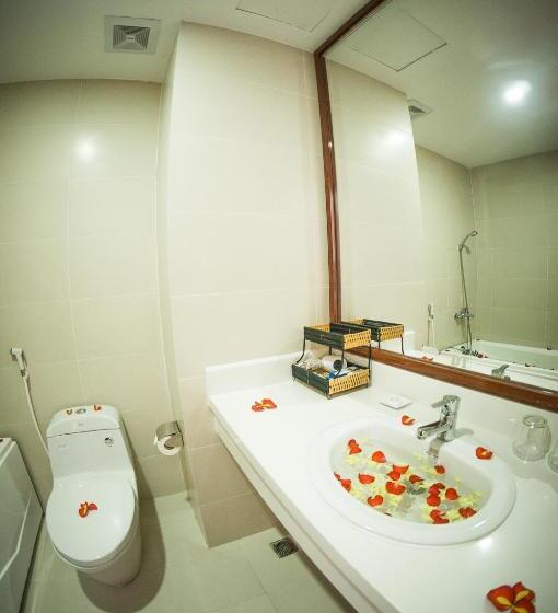 اتاق لوکس با چشم‌انداز دریا, Gem