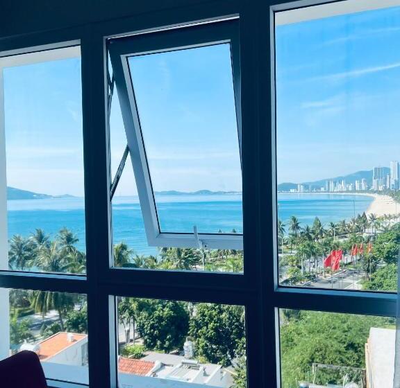 اتاق لوکس با چشم‌انداز دریا, Gem