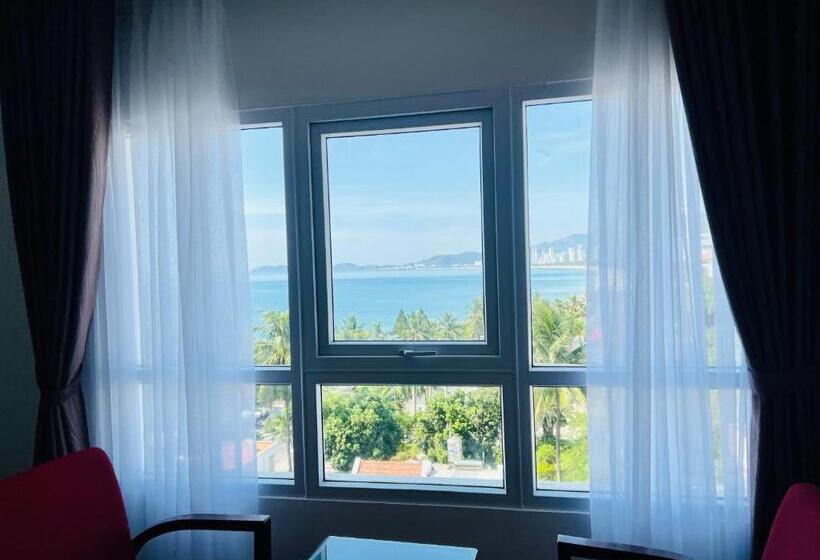 اتاق لوکس با چشم‌انداز دریا, Gem