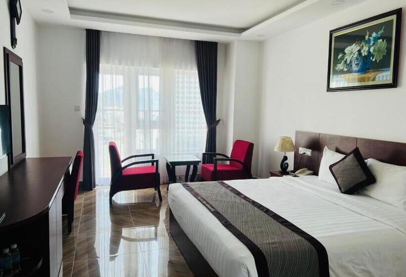 اتاق لوکس با چشم‌انداز دریا, Gem