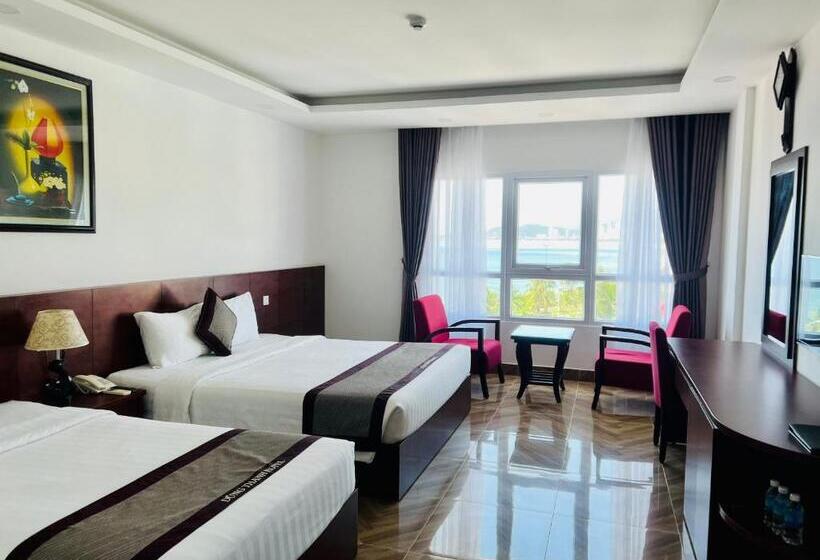 اتاق لوکس با چشم‌انداز دریا, Gem