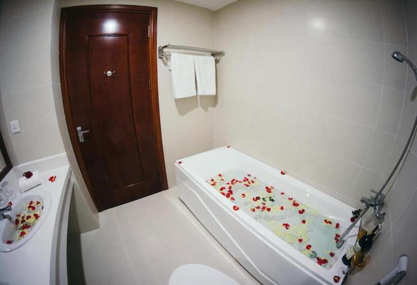 سوییت با چشم‌انداز دریا, Gem