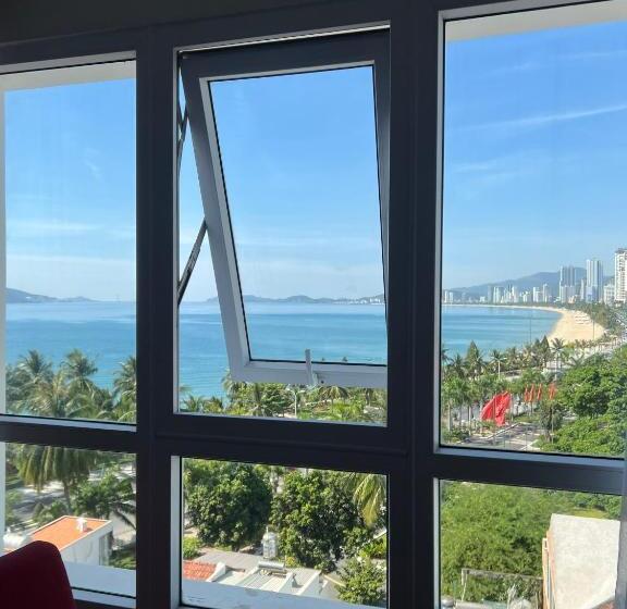 سوییت با چشم‌انداز دریا, Gem