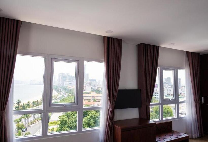 سوییت با چشم‌انداز دریا, Gem