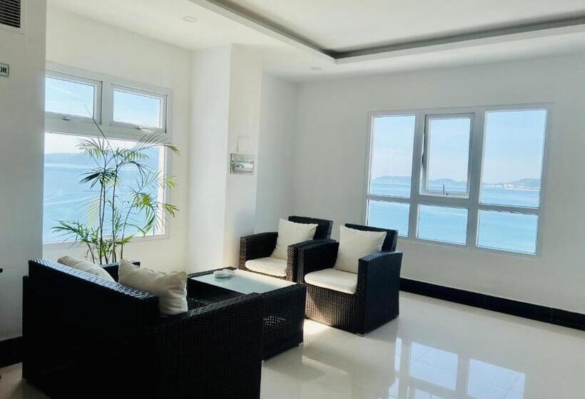 سوییت با چشم‌انداز دریا, Gem