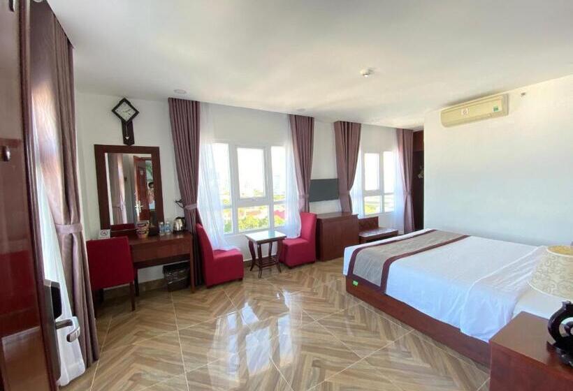 سوییت با چشم‌انداز دریا, Gem