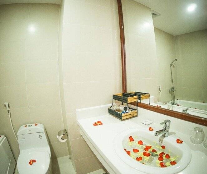 اتاق لوکس با چشم‌انداز دریا, Gem