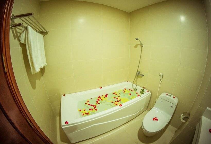 اتاق لوکس با چشم‌انداز دریا, Gem