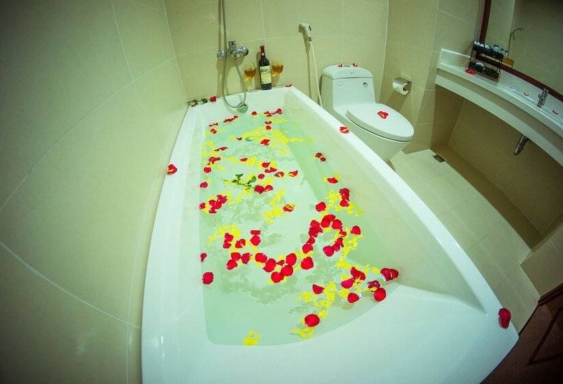 اتاق لوکس با چشم‌انداز دریا, Gem