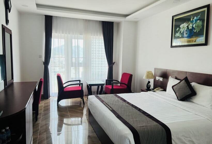 اتاق لوکس با چشم‌انداز دریا, Gem