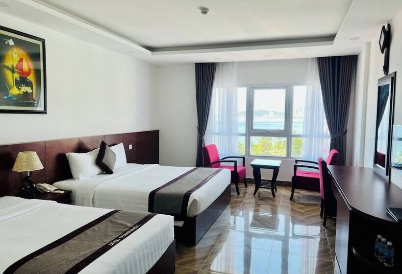 اتاق لوکس با چشم‌انداز دریا, Gem