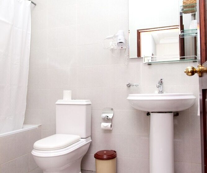 غرفة تنفيذية, Mahogany Lodge, Cantonments