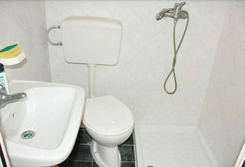 标准间, Nika Radhime