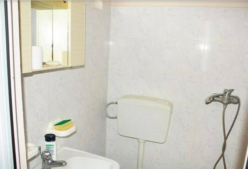 标准间, Nika Radhime