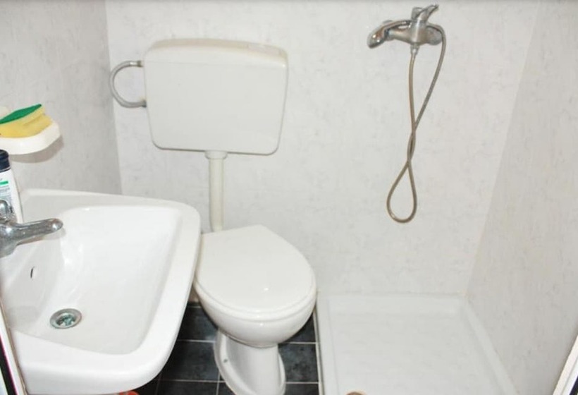 标准间, Nika Radhime