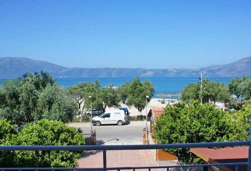 标准三人间, Nika Radhime