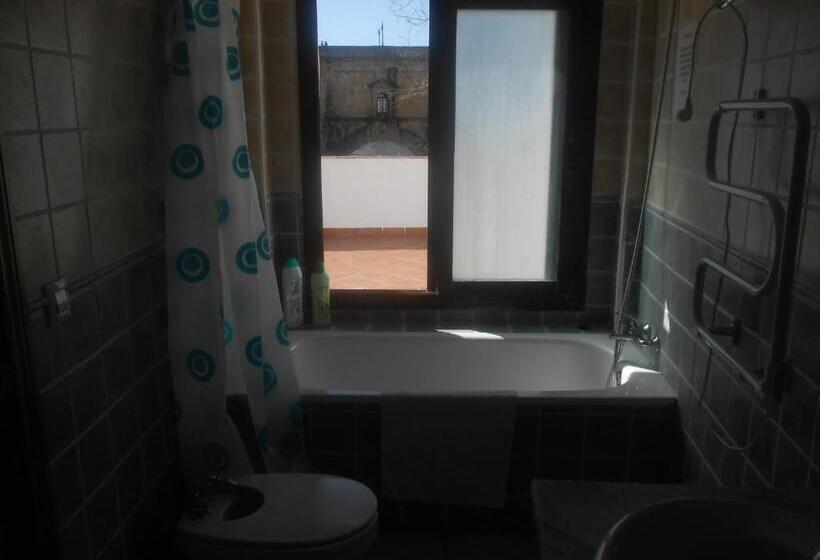 חדר סטנדרט לשלושה עם חדר אמבטיה משוף, Casa Duende Del Tajo