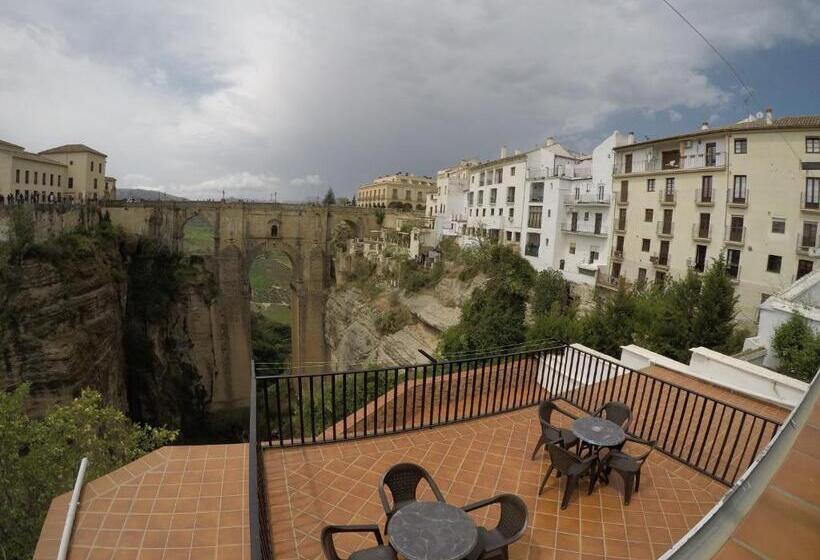 חדר סטנדרט לשלושה עם חדר אמבטיה משוף, Casa Duende Del Tajo