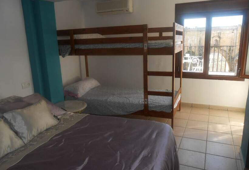 חדר סטנדרט לשלושה עם חדר אמבטיה משוף, Casa Duende Del Tajo