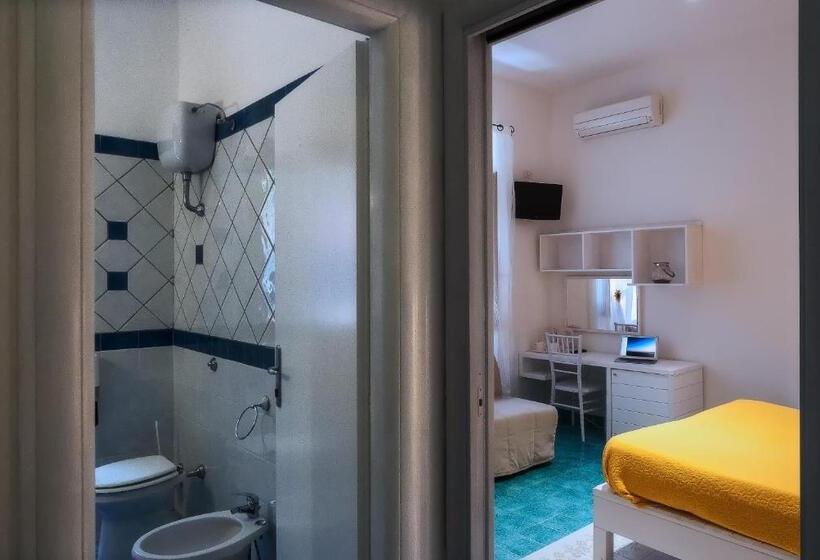 이코노미 룸, La Sciabica