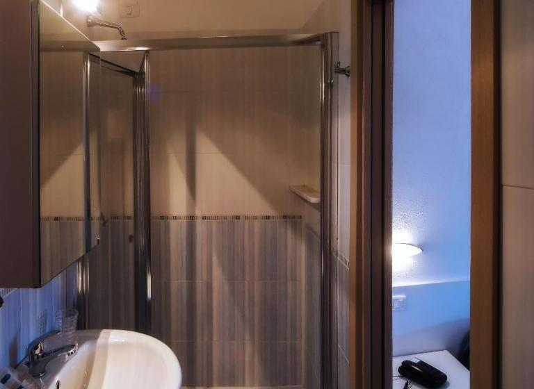 이코노미 룸, La Sciabica