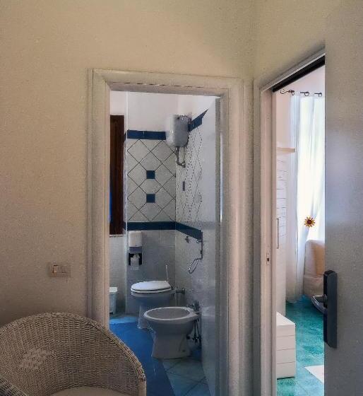 이코노미 룸, La Sciabica