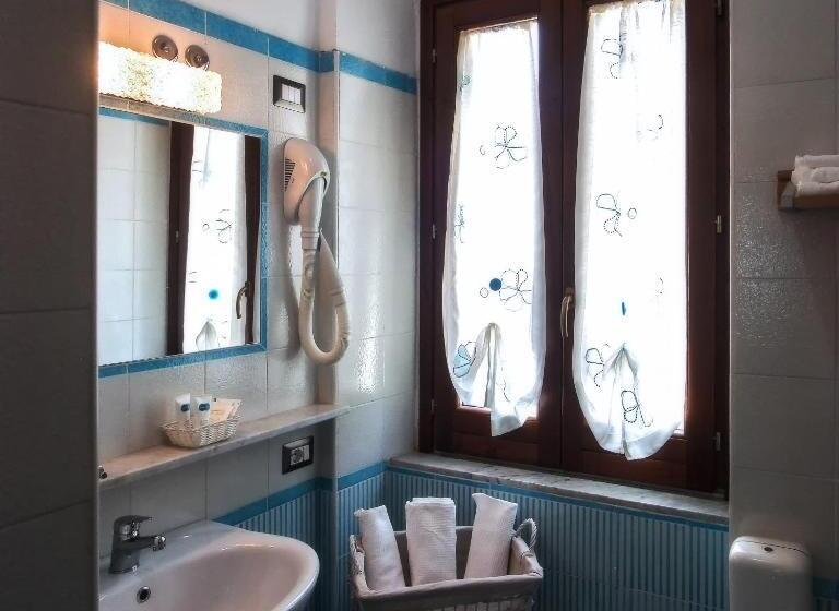 이코노미 트리플 룸, La Sciabica