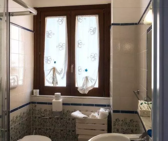 اتاق راحتی با چشم‌انداز دریا, La Sciabica