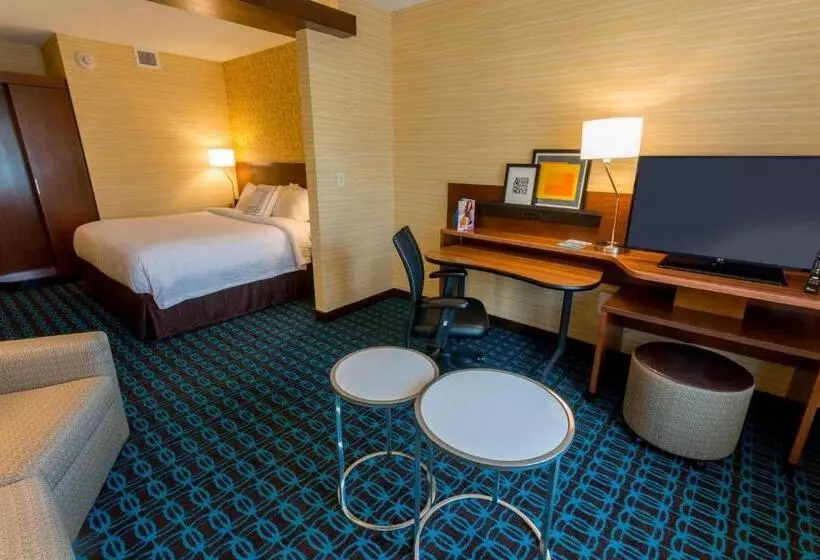 キングサイズベッドのスイートルーム, Fairfield Inn & Suites By Marriott Geneva Finger Lakes