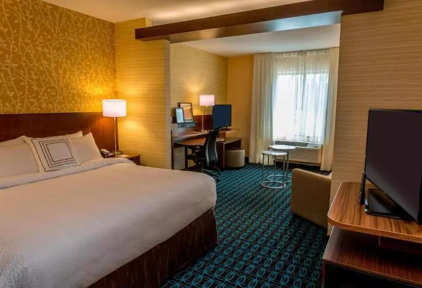 キングサイズベッドのスイートルーム, Fairfield Inn & Suites By Marriott Geneva Finger Lakes