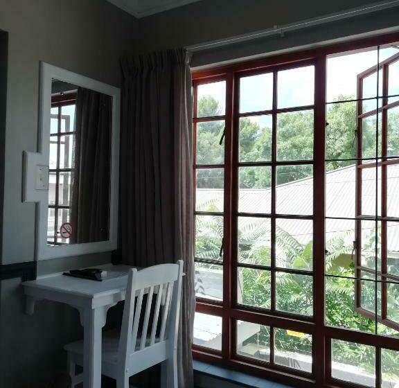 غرفة قياسية فردية, Oakwood Lodge