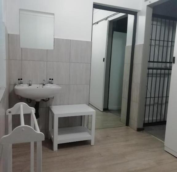 غرفة عائلية, Oakwood Lodge