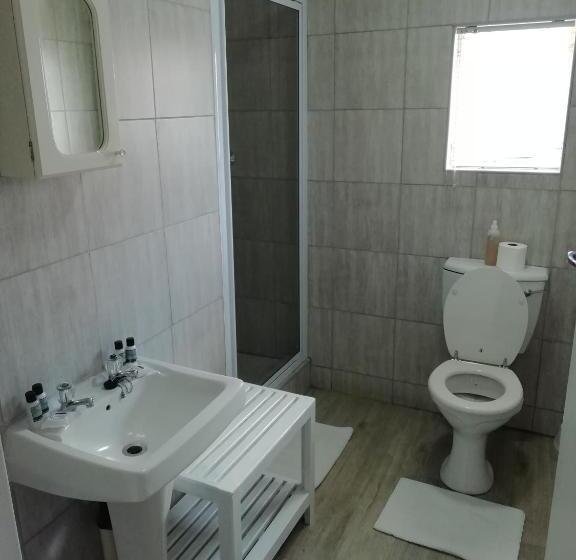 غرفة عائلية, Oakwood Lodge