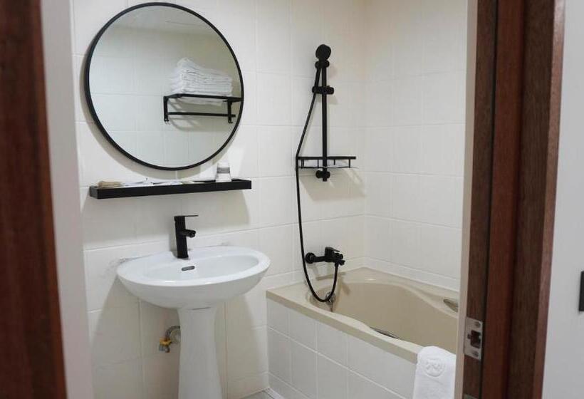 اتاق خانوادگی با چشمانداز کوه, Suao