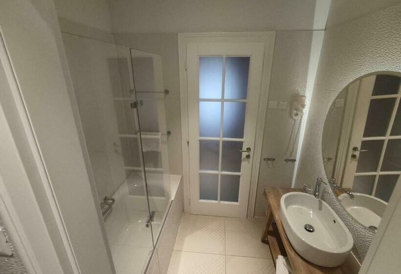 اتاق استاندارد, Xii Century Heritage