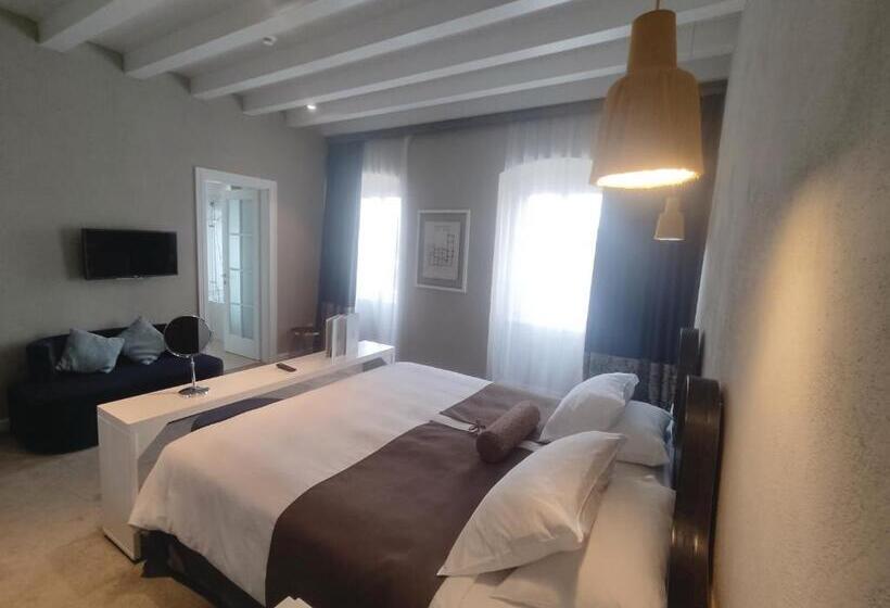 اتاق لوکس با چشمانداز دریا, Xii Century Heritage