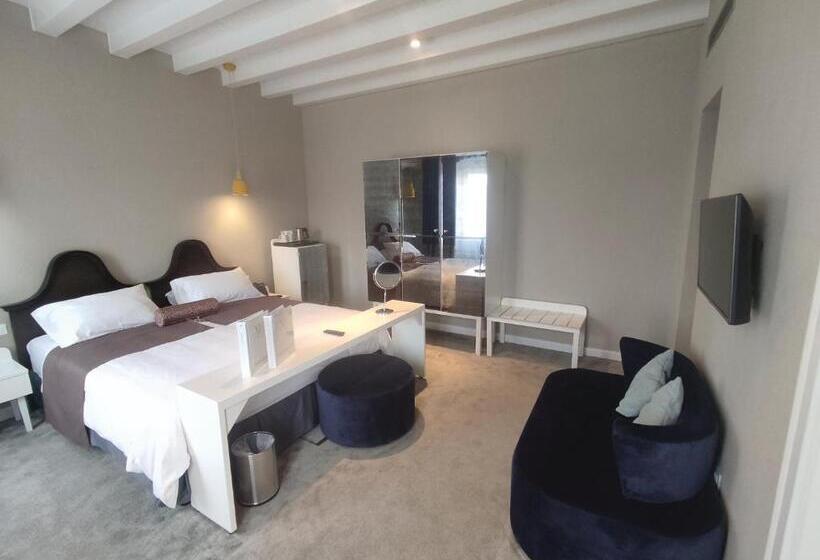 اتاق لوکس با چشمانداز دریا, Xii Century Heritage