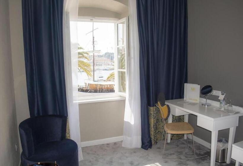 اتاق لوکس با چشمانداز دریا, Xii Century Heritage