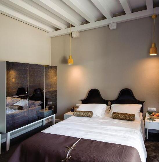 سوییت جونیور با چشمانداز دریا, Xii Century Heritage