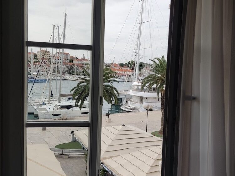 اتاق لوکس با چشمانداز دریا, Xii Century Heritage