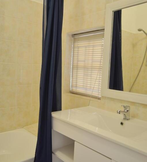 エコノミールーム, On The Estuary