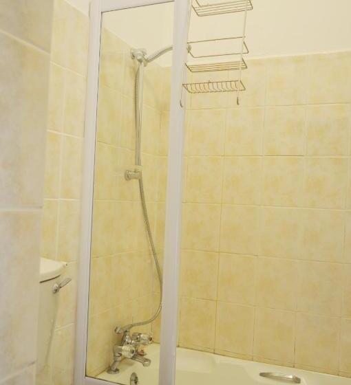 エコノミールーム, On The Estuary