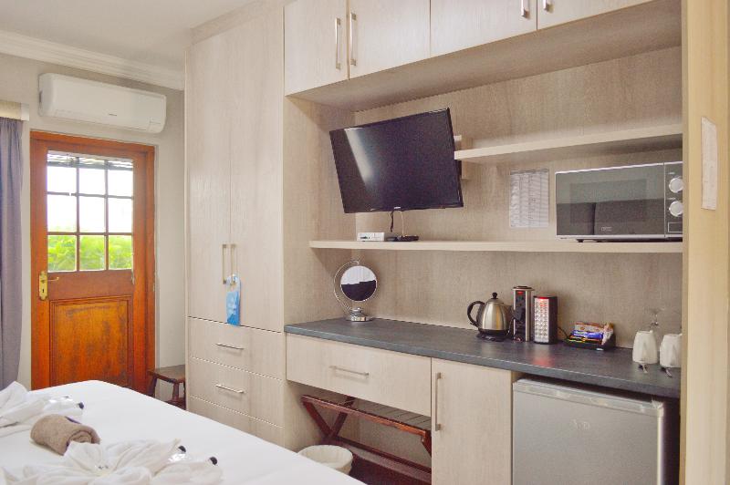 スタンダードルーム, On The Estuary