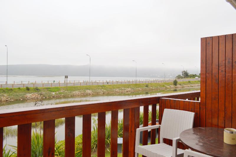 スタンダードルーム, On The Estuary