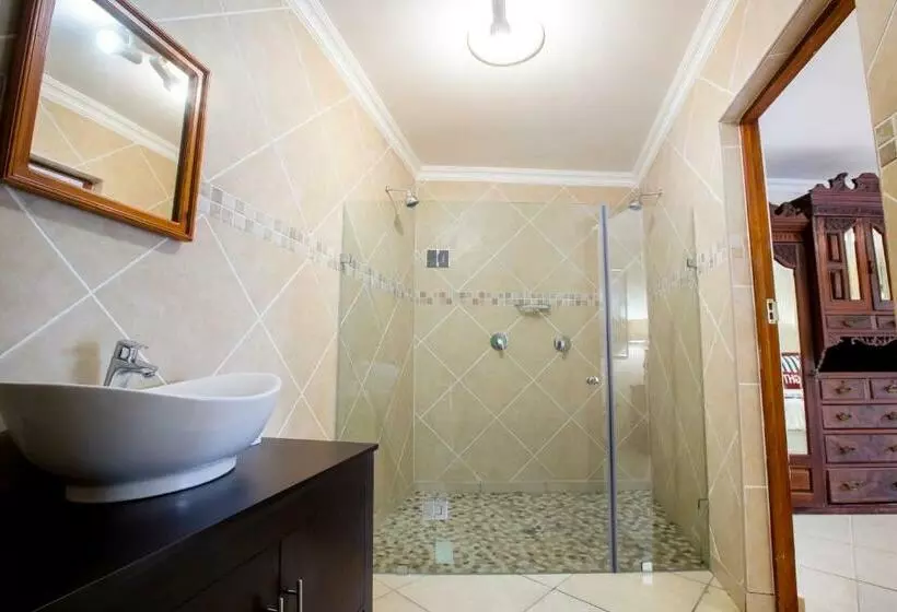 اتاق لوکس با تخت بزرگ, Turtle Bay Lodge