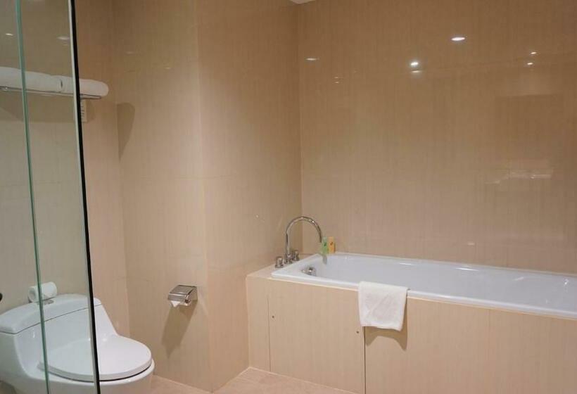 디럭스 룸, Swiss Belhotel Makassar