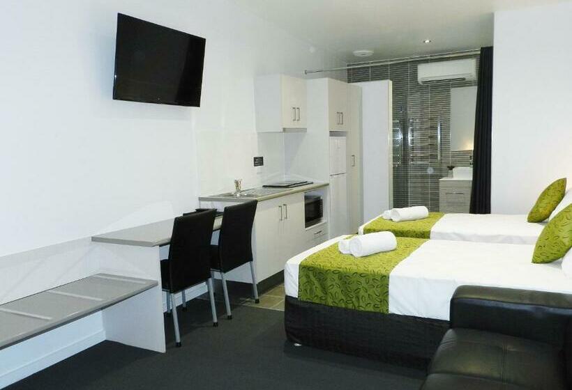 غرفة عائلية, Copper City Motel