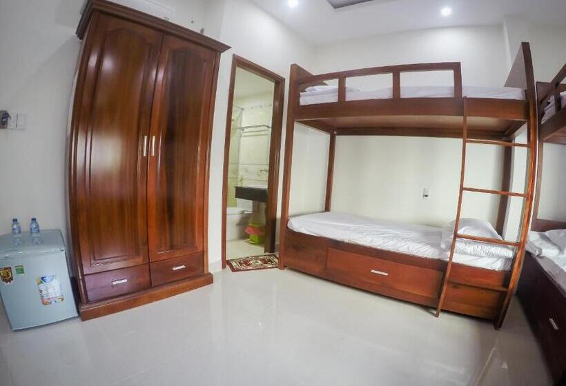 اتاق خانوادگی با چشمانداز کوه, Nhat Nga